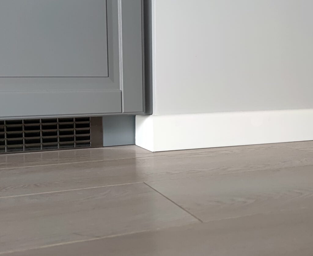 MD234 Mardom Decor listwa przypodłogowa – zdjęcie w aranżacji (producent Mardom Decor)