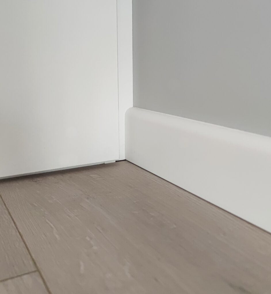 MD234 Mardom Decor listwa przypodłogowa – zdjęcie w aranżacji (producent Mardom Decor)