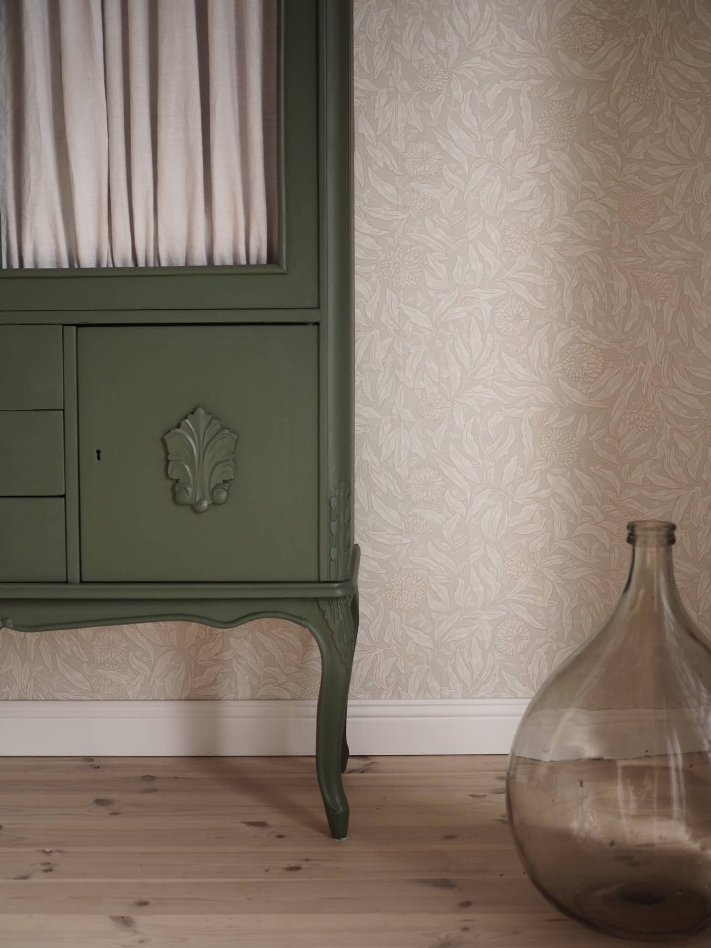 MD094P Mardom Decor listwa przypodłogowa – zdjęcie w aranżacji (producent Mardom Decor)