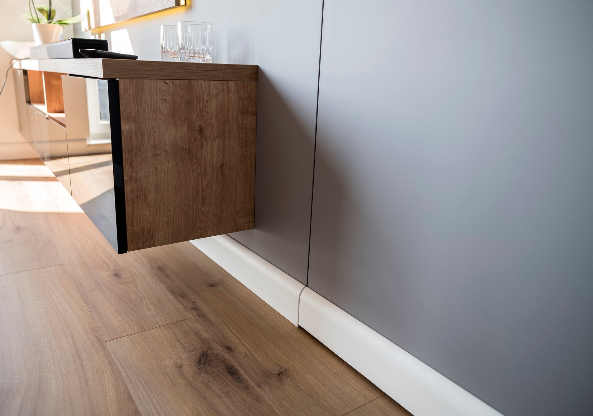 MD355P Mardom Decor listwa przypodłogowa – zdjęcie w aranżacji (producent Mardom Decor)