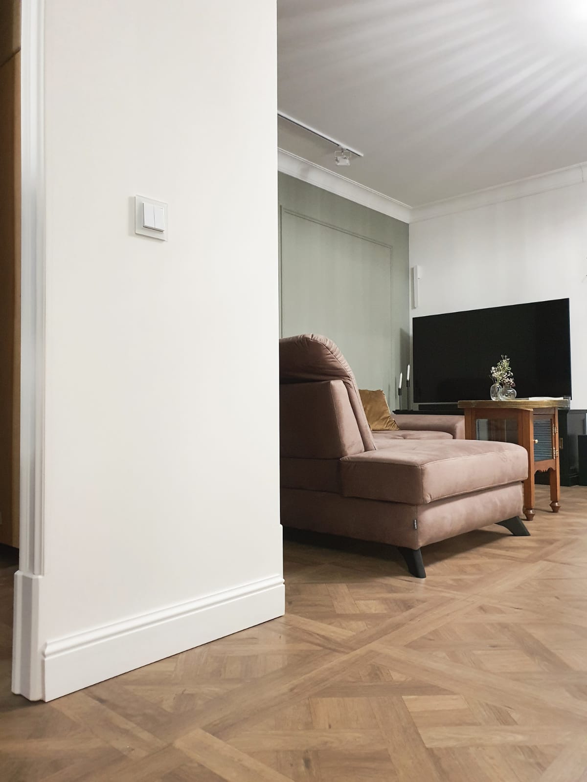 MD358 Mardom Decor listwa przypodłogowa – zdjęcie w aranżacji (producent Mardom Decor)