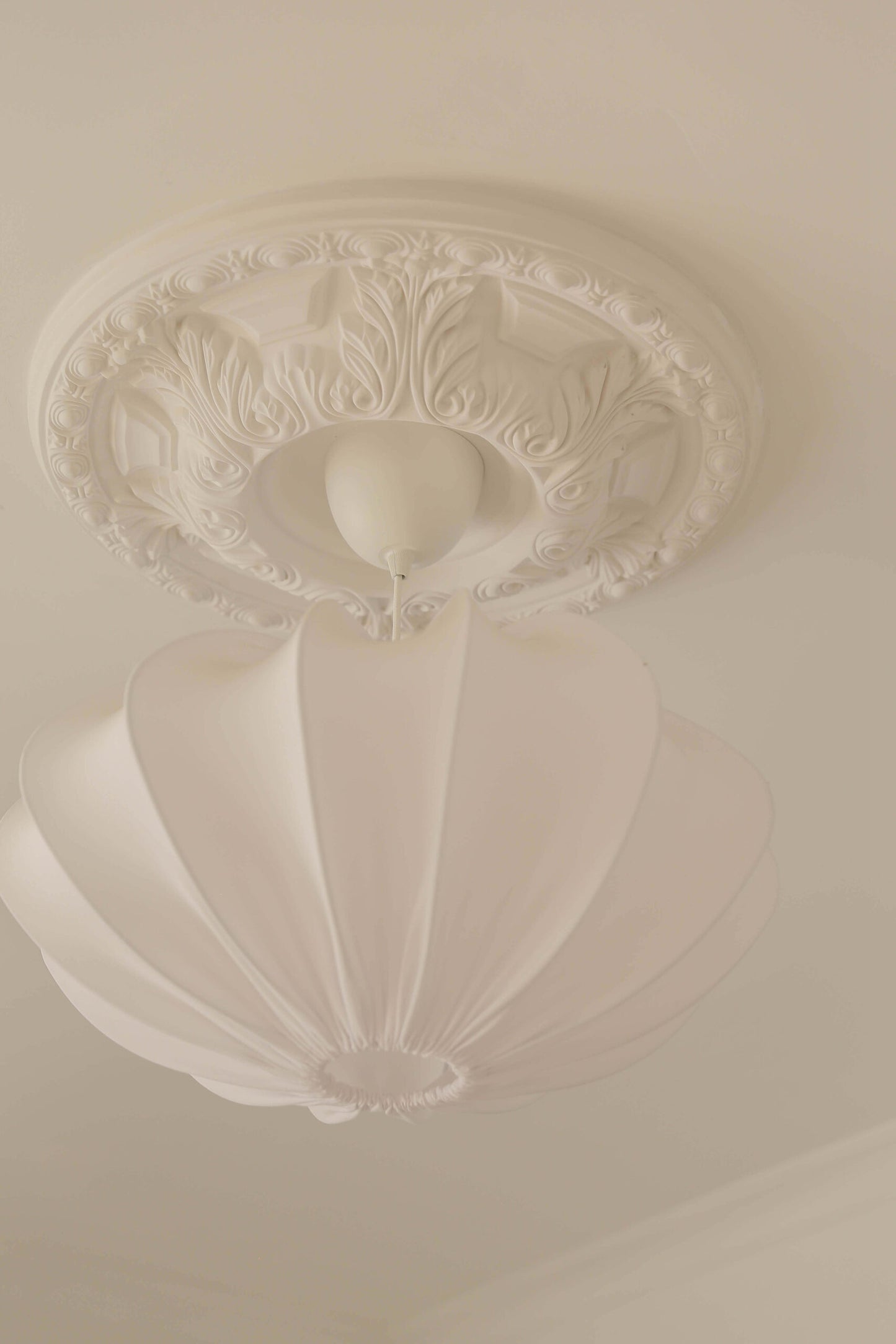 B3033 Mardom Decor rozeta – zdjęcie w aranżacji (producent Mardom Decor)