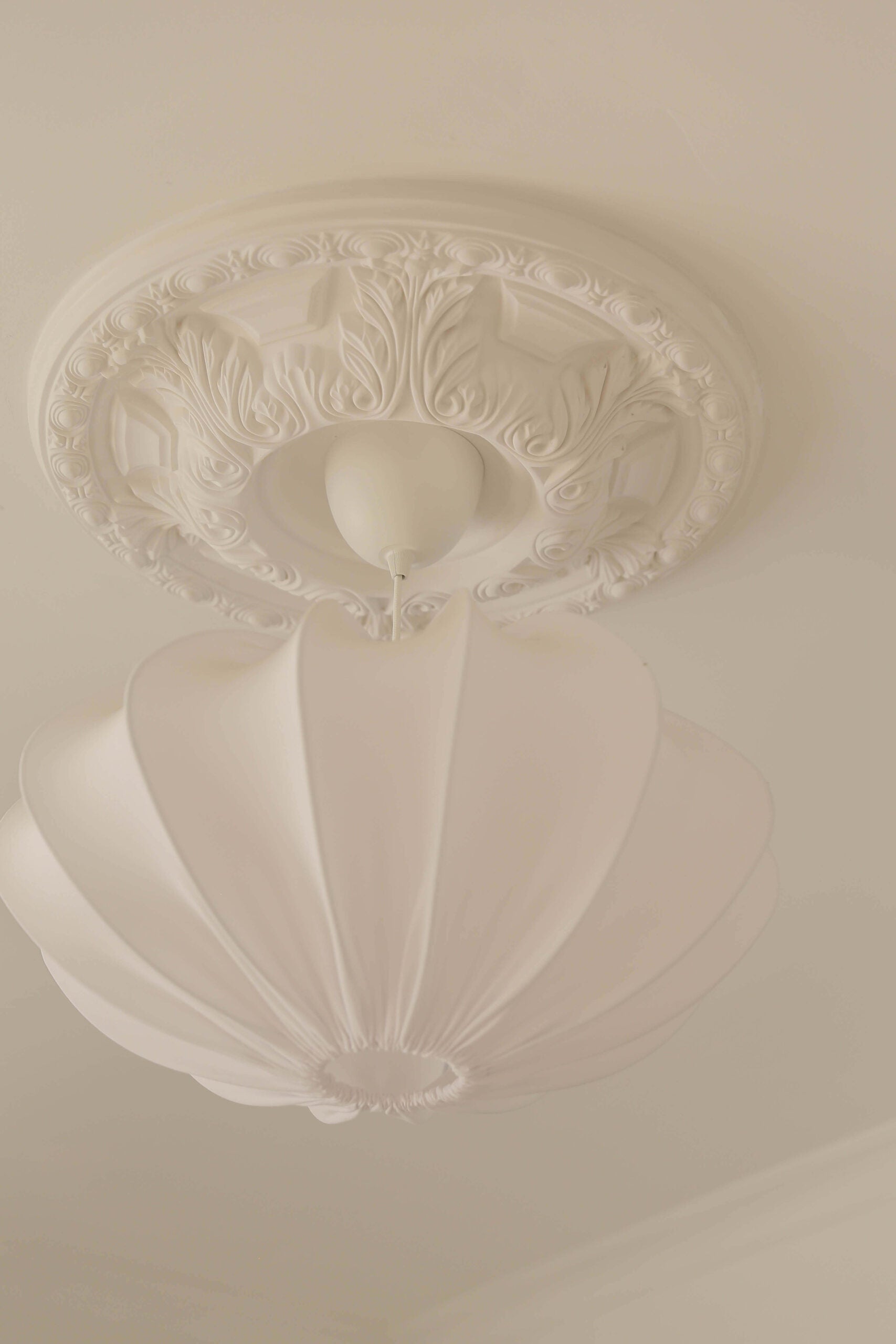 B3033 Mardom Decor rozeta – zdjęcie w aranżacji (producent Mardom Decor)