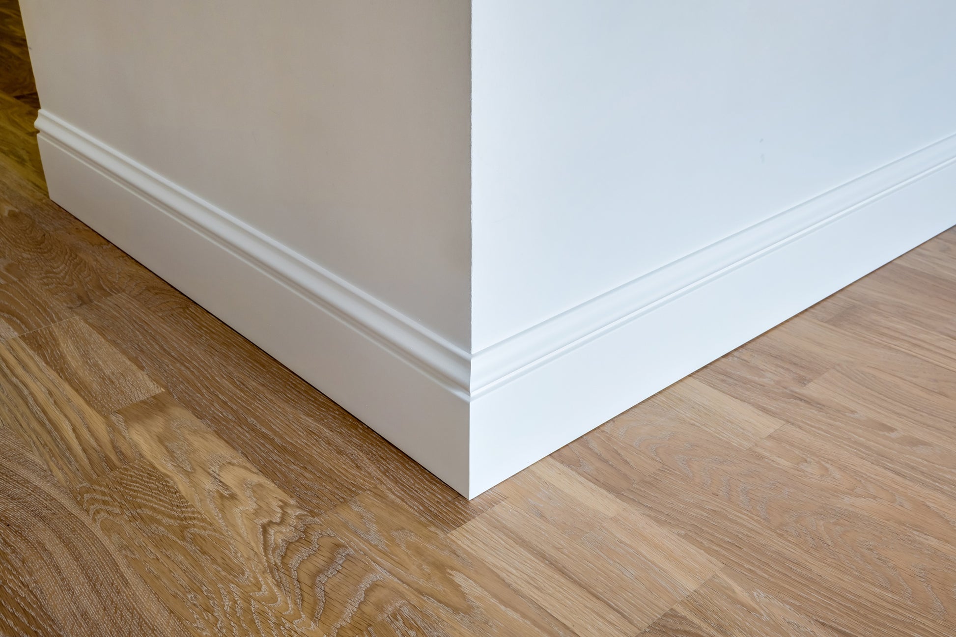 MD358 Mardom Decor listwa przypodłogowa – zdjęcie w aranżacji (producent Mardom Decor)