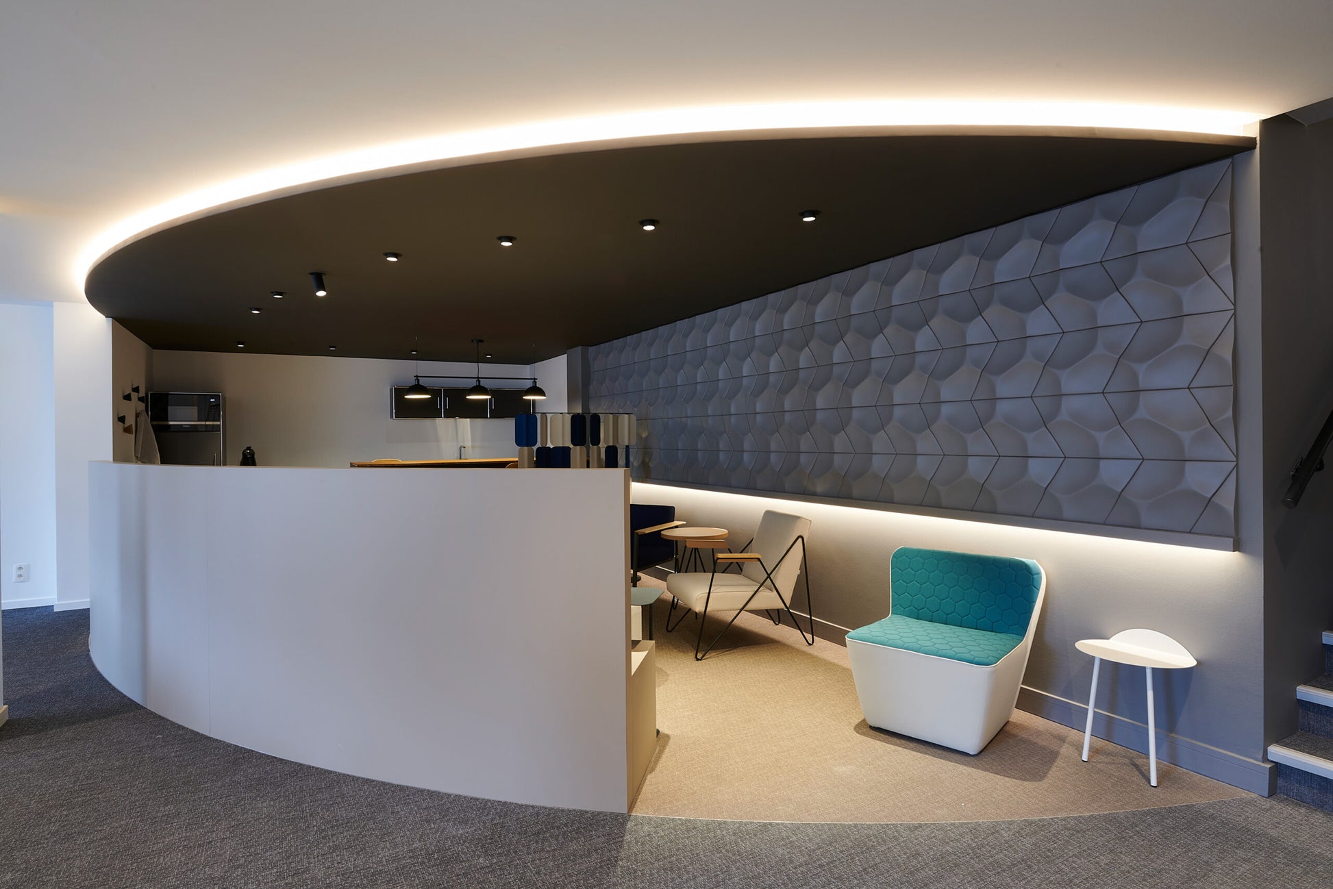 RAY 3015487 NMC ARSTYL – elementy 3D na łukowej ścianie w lobby (zdjęcie producenta)