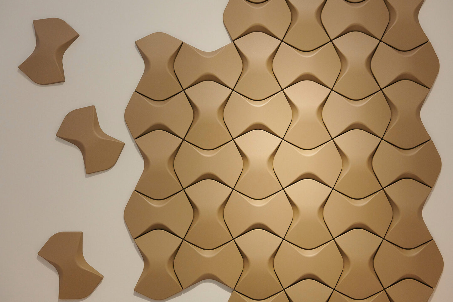WING 3015486 NMC ARSTYL – elementy 3D pomalowane na złoto, układ na ścianie (zdjęcie producenta)