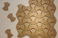 WING 3015486 NMC ARSTYL – elementy 3D pomalowane na złoto, układ na ścianie (zdjęcie producenta)